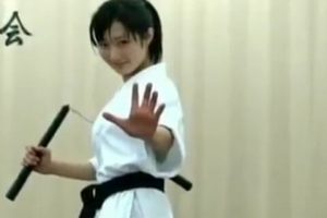 Cô gái Karate với côn nhị khúc - nunchaku